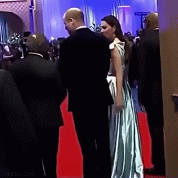 Bàn tay lạc lối của Công nương Kate trên người Hoàng tử William tại sự kiện trang trọng gây bão cộng đồng mạng-5