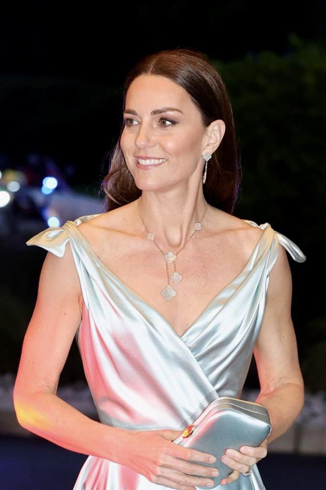 Bàn tay lạc lối của Công nương Kate trên người Hoàng tử William tại sự kiện trang trọng gây bão cộng đồng mạng-2