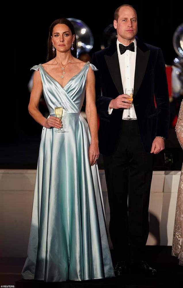 Bàn tay lạc lối của Công nương Kate trên người Hoàng tử William tại sự kiện trang trọng gây bão cộng đồng mạng-3