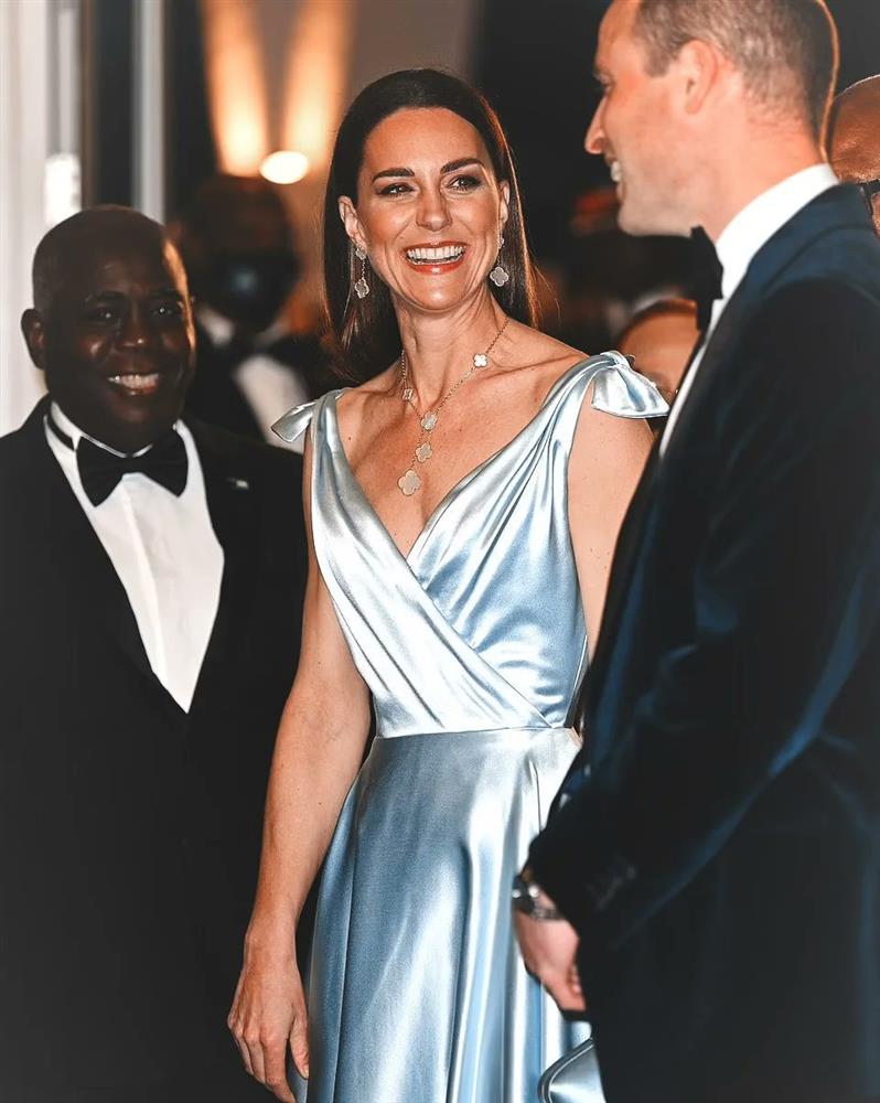 Bàn tay lạc lối của Công nương Kate trên người Hoàng tử William tại sự kiện trang trọng gây bão cộng đồng mạng-4