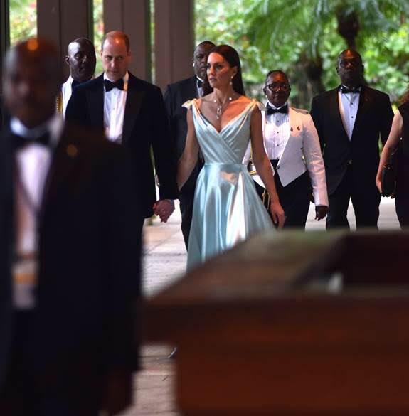 Bàn tay lạc lối của Công nương Kate trên người Hoàng tử William tại sự kiện trang trọng gây bão cộng đồng mạng-6