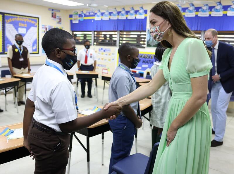 Bàn tay lạc lối của Công nương Kate trên người Hoàng tử William tại sự kiện trang trọng gây bão cộng đồng mạng-11