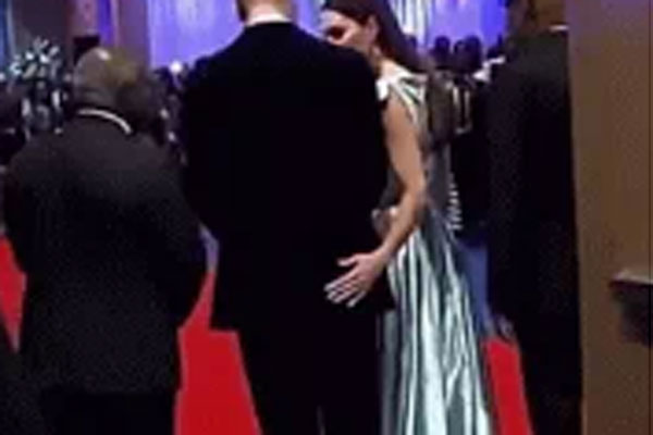 Hai khoảnh khắc giúp vợ chồng Công nương Kate vớt vát lại chút ít hình tượng sau chuyến công du bão táp-8