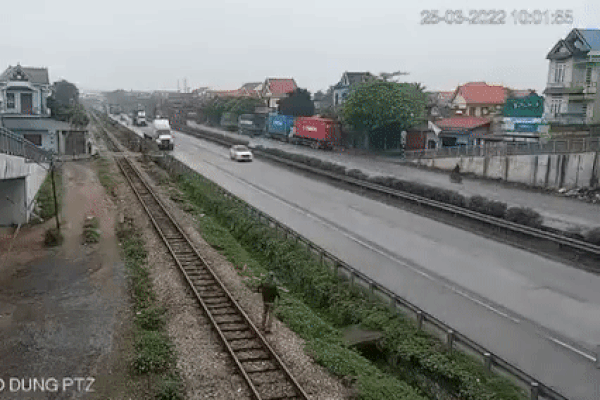 Truy đuổi cướp bị xịt hơi cay, đôi nam nữ ngã nhào ra đường bất tỉnh-1