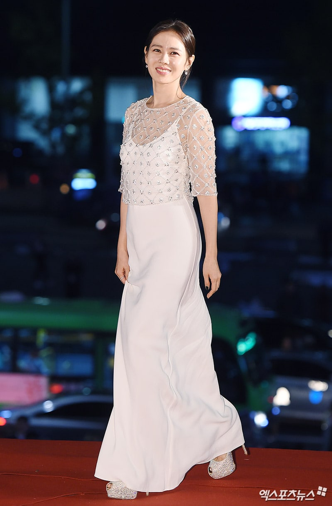 10 bộ cánh thảm đỏ đẹp nhất của Son Ye Jin: Quá nửa là đầm trắng, càng ngắm càng hóng váy cưới trong hôn lễ thế kỷ-10