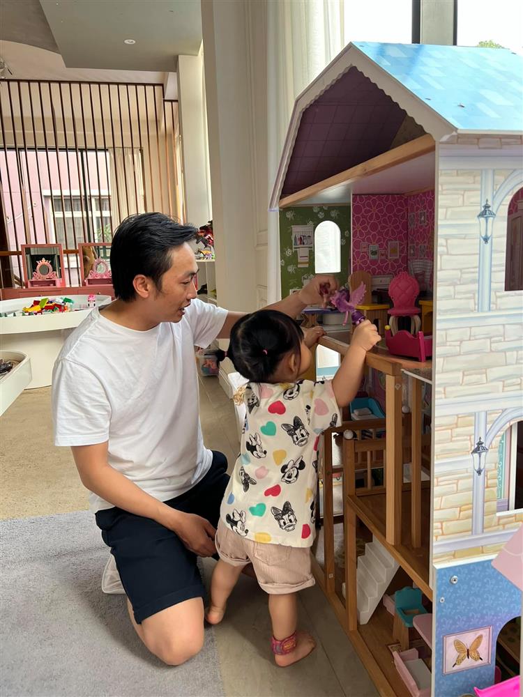 Mê tít loạt khoảnh khắc các bố bỉm sữa chăm con, Kim Lý và Cường Đô La cạnh tranh danh hiệu ông bố ngọt ngào nhất-2