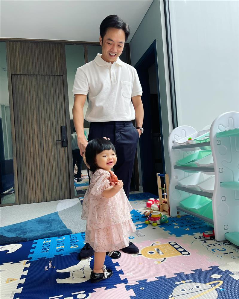 Mê tít loạt khoảnh khắc các bố bỉm sữa chăm con, Kim Lý và Cường Đô La cạnh tranh danh hiệu ông bố ngọt ngào nhất-3