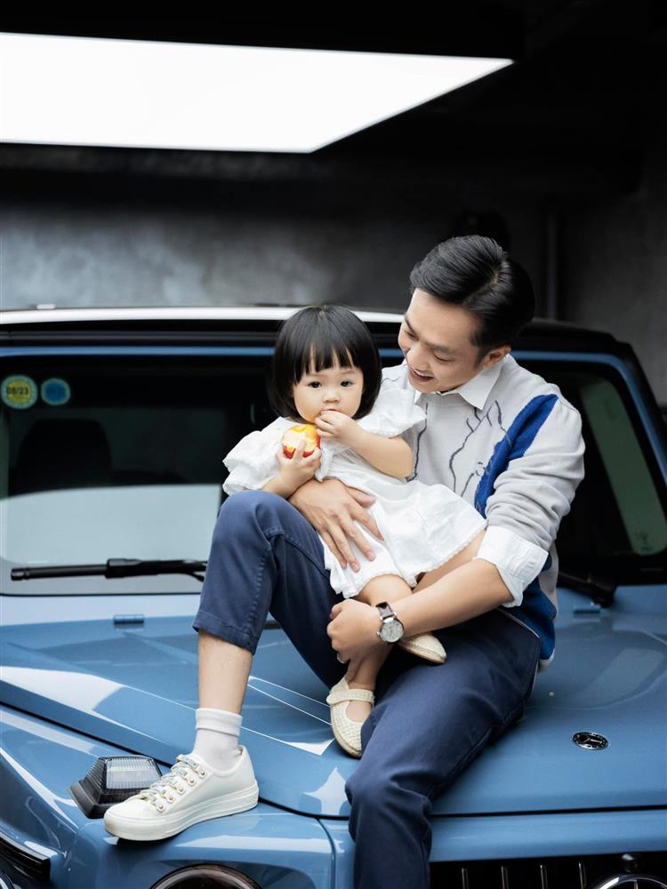 Mê tít loạt khoảnh khắc các bố bỉm sữa chăm con, Kim Lý và Cường Đô La cạnh tranh danh hiệu ông bố ngọt ngào nhất-4