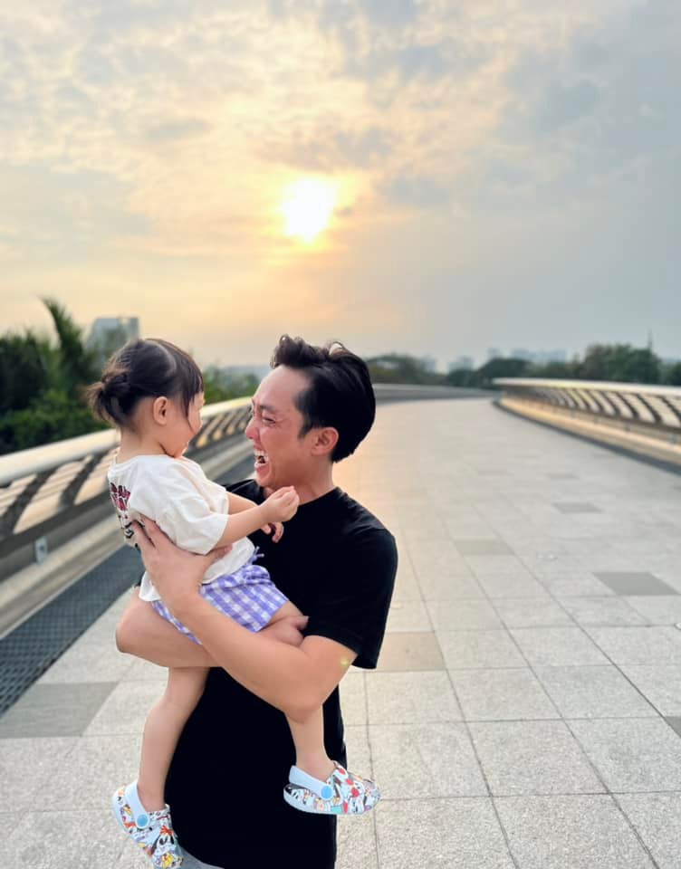Mê tít loạt khoảnh khắc các bố bỉm sữa chăm con, Kim Lý và Cường Đô La cạnh tranh danh hiệu ông bố ngọt ngào nhất-6