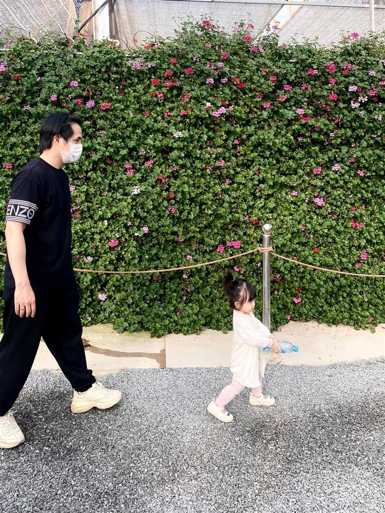 Mê tít loạt khoảnh khắc các bố bỉm sữa chăm con, Kim Lý và Cường Đô La cạnh tranh danh hiệu ông bố ngọt ngào nhất-10