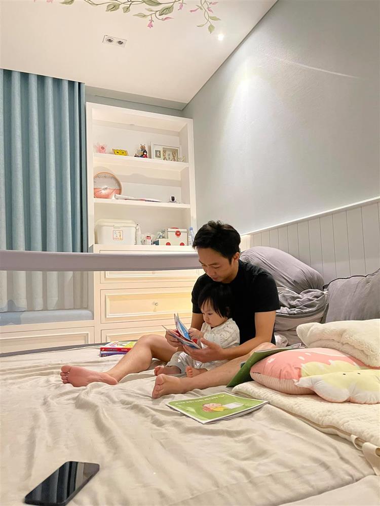 Mê tít loạt khoảnh khắc các bố bỉm sữa chăm con, Kim Lý và Cường Đô La cạnh tranh danh hiệu ông bố ngọt ngào nhất-7