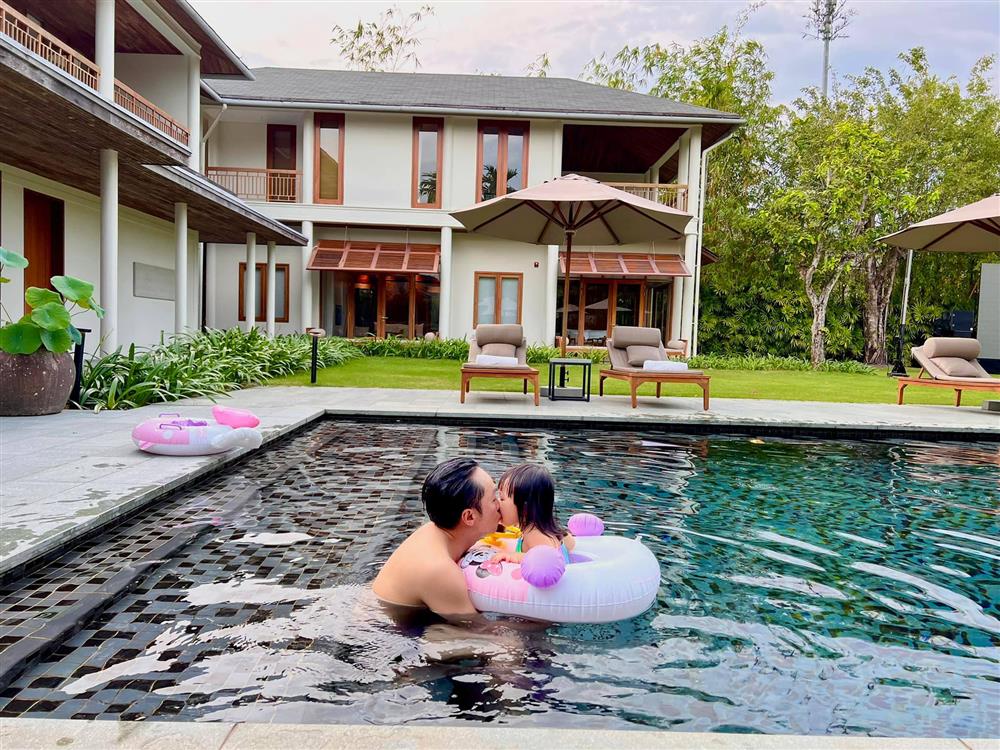 Mê tít loạt khoảnh khắc các bố bỉm sữa chăm con, Kim Lý và Cường Đô La cạnh tranh danh hiệu ông bố ngọt ngào nhất-8