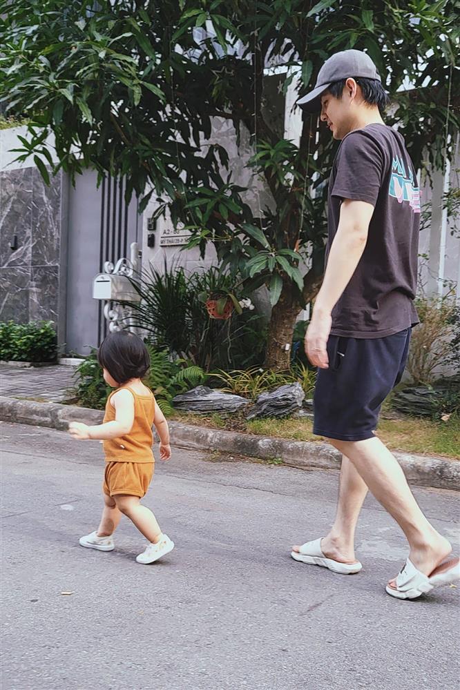 Mê tít loạt khoảnh khắc các bố bỉm sữa chăm con, Kim Lý và Cường Đô La cạnh tranh danh hiệu ông bố ngọt ngào nhất-11