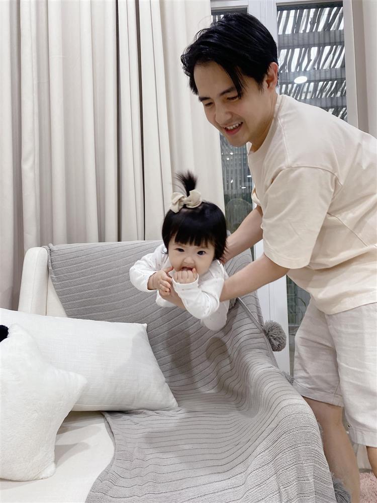 Mê tít loạt khoảnh khắc các bố bỉm sữa chăm con, Kim Lý và Cường Đô La cạnh tranh danh hiệu ông bố ngọt ngào nhất-12