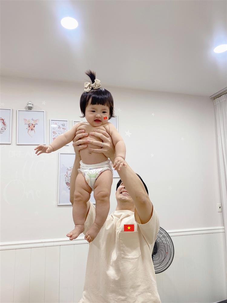 Mê tít loạt khoảnh khắc các bố bỉm sữa chăm con, Kim Lý và Cường Đô La cạnh tranh danh hiệu ông bố ngọt ngào nhất-13