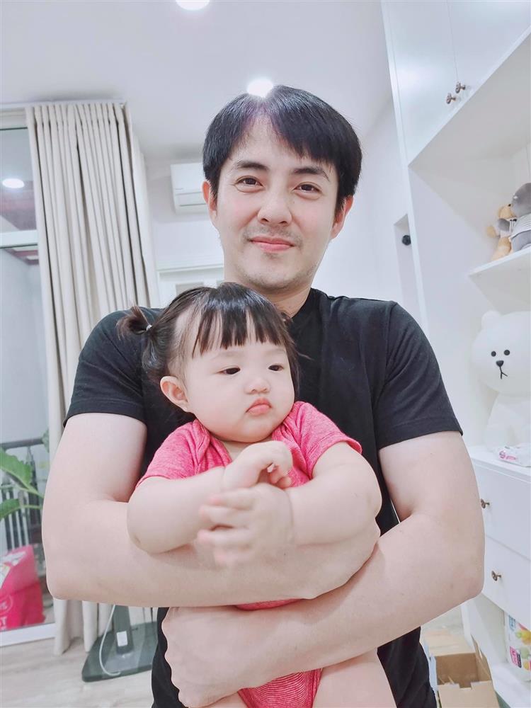 Mê tít loạt khoảnh khắc các bố bỉm sữa chăm con, Kim Lý và Cường Đô La cạnh tranh danh hiệu ông bố ngọt ngào nhất-14