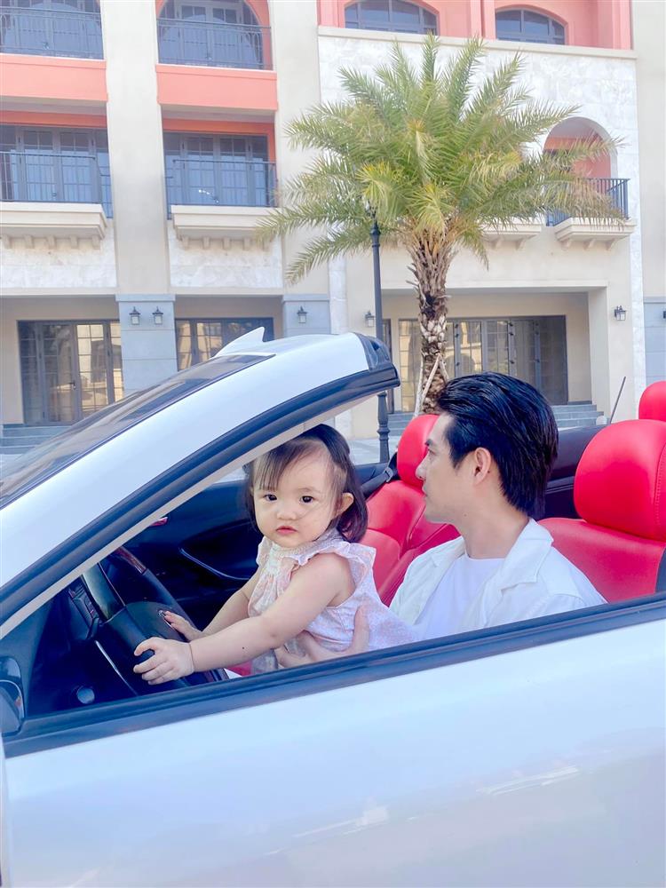 Mê tít loạt khoảnh khắc các bố bỉm sữa chăm con, Kim Lý và Cường Đô La cạnh tranh danh hiệu ông bố ngọt ngào nhất-15