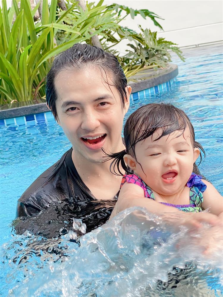 Mê tít loạt khoảnh khắc các bố bỉm sữa chăm con, Kim Lý và Cường Đô La cạnh tranh danh hiệu ông bố ngọt ngào nhất-16