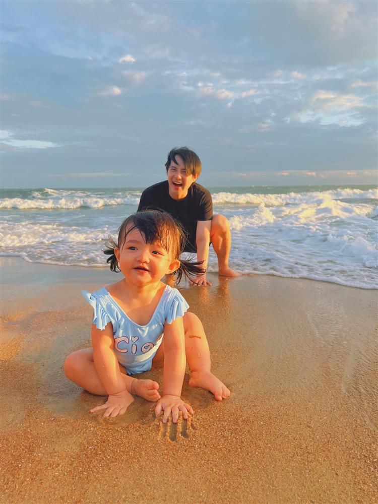Mê tít loạt khoảnh khắc các bố bỉm sữa chăm con, Kim Lý và Cường Đô La cạnh tranh danh hiệu ông bố ngọt ngào nhất-17