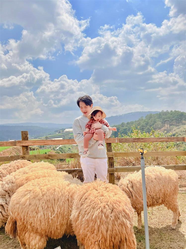 Mê tít loạt khoảnh khắc các bố bỉm sữa chăm con, Kim Lý và Cường Đô La cạnh tranh danh hiệu ông bố ngọt ngào nhất-18