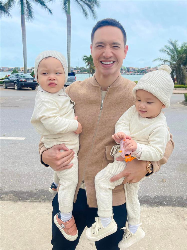 Mê tít loạt khoảnh khắc các bố bỉm sữa chăm con, Kim Lý và Cường Đô La cạnh tranh danh hiệu ông bố ngọt ngào nhất-20