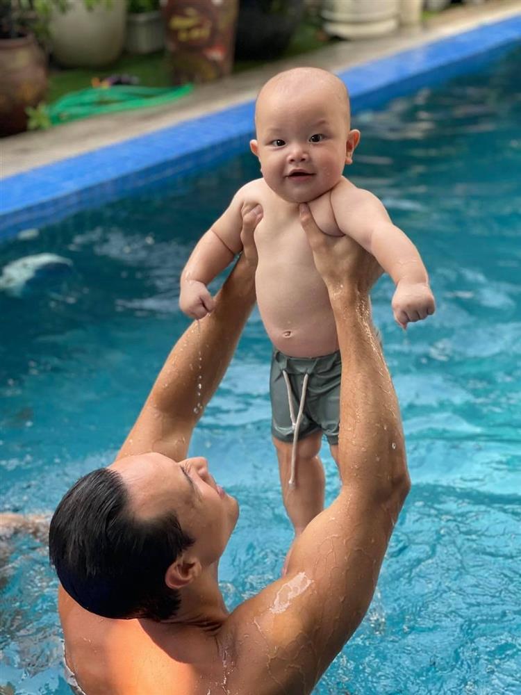 Mê tít loạt khoảnh khắc các bố bỉm sữa chăm con, Kim Lý và Cường Đô La cạnh tranh danh hiệu ông bố ngọt ngào nhất-22