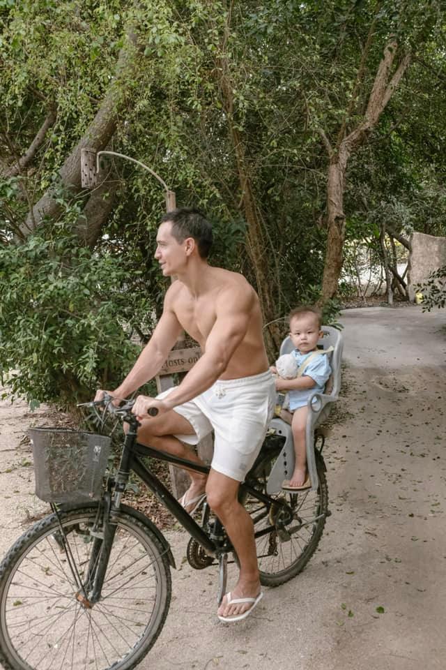 Mê tít loạt khoảnh khắc các bố bỉm sữa chăm con, Kim Lý và Cường Đô La cạnh tranh danh hiệu ông bố ngọt ngào nhất-23