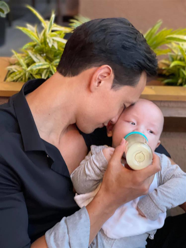 Mê tít loạt khoảnh khắc các bố bỉm sữa chăm con, Kim Lý và Cường Đô La cạnh tranh danh hiệu ông bố ngọt ngào nhất-27