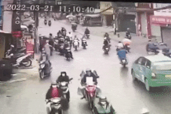 Truy đuổi cướp bị xịt hơi cay, đôi nam nữ ngã nhào ra đường bất tỉnh