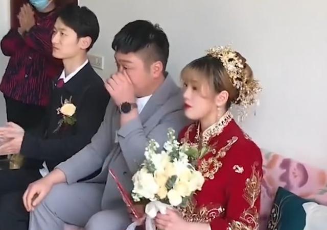 Người đàn ông được dân mạng khen trẻ và đẹp trai hơn chú rể chen giữa cặp đôi chụp hình, càng bất ngờ hơn với danh tính thật sự!-1