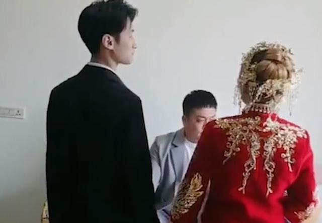 Người đàn ông được dân mạng khen trẻ và đẹp trai hơn chú rể chen giữa cặp đôi chụp hình, càng bất ngờ hơn với danh tính thật sự!-2