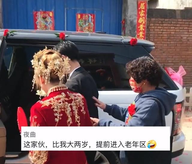 Người đàn ông được dân mạng khen trẻ và đẹp trai hơn chú rể chen giữa cặp đôi chụp hình, càng bất ngờ hơn với danh tính thật sự!-3