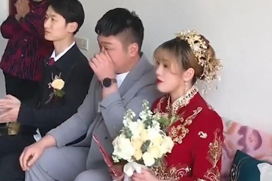Người đàn ông được dân mạng khen trẻ và đẹp trai hơn chú rể chen giữa cặp đôi chụp hình, càng bất ngờ hơn với danh tính thật sự!