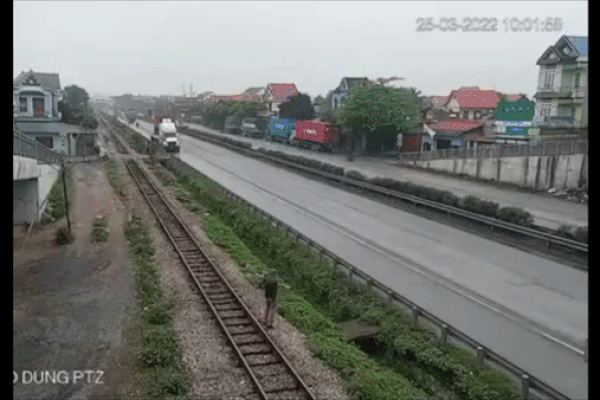 Hai đoàn tàu đâm nhau trên cầu đường sắt, hàng chục toa rơi xuống dưới-1