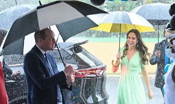 Hai khoảnh khắc giúp vợ chồng Công nương Kate vớt vát lại chút ít hình tượng sau chuyến công du bão táp-2