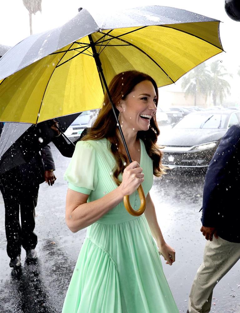 Hai khoảnh khắc giúp vợ chồng Công nương Kate vớt vát lại chút ít hình tượng sau chuyến công du bão táp-4