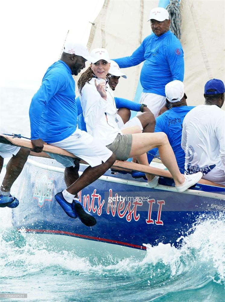 Hai khoảnh khắc giúp vợ chồng Công nương Kate vớt vát lại chút ít hình tượng sau chuyến công du bão táp-6