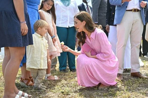 Khoảnh khắc Công nương Kate vượt mặt chồng với hành động táo bạo chưa từng thấy khiến nhiều người phải kiêng nể-6