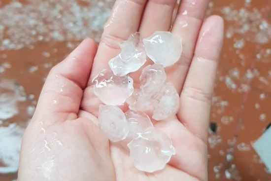 Mưa đá trút xuống Đà Lạt, ngập cục bộ