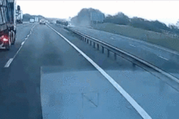 Khoảnh khắc ôtô lao sang làn ngược chiều tông 3 xe máy, 1 người tử vong-1