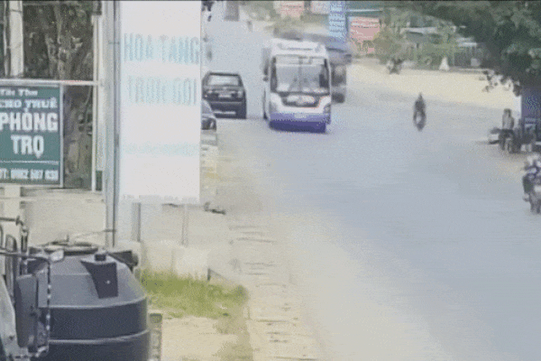 Xe tải nổ lốp lộn vòng trên đường cao tốc, tài xế may mắn thoát nạn khó tin-1