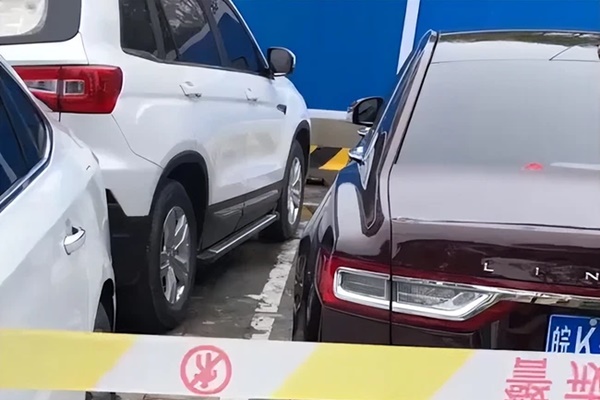 Chồng không ngủ ở nhà trong lúc vợ con đi cách ly, sau khi hết bệnh trở về, vợ bật khóc vì hình ảnh đau lòng trong xe-1