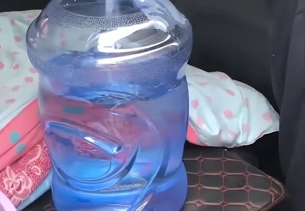 Chồng không ngủ ở nhà trong lúc vợ con đi cách ly, sau khi hết bệnh trở về, vợ bật khóc vì hình ảnh đau lòng trong xe-3