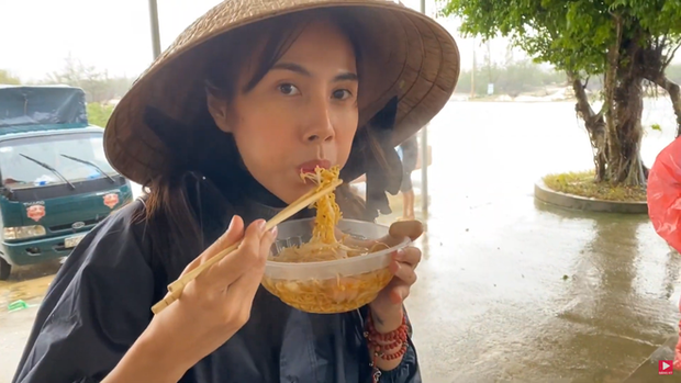 Thuỷ Tiên có phản ứng đầu tiên sau khi bà Phương Hằng bị tạm giam, liên quan đến chi tiết trong chuyến đi từ thiện-3