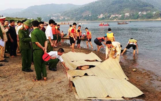 Người mẹ ngã quỵ phát hiện 3 con nhỏ tử vong dưới hồ-1