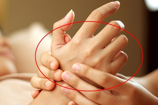 4 bộ phận trên cơ thể TO RA, 2 chỗ ngày càng bé đi là dấu hiệu ung thư giai đoạn cuối: Đi khám càng sớm, cơ hội điều trị khỏi càng cao