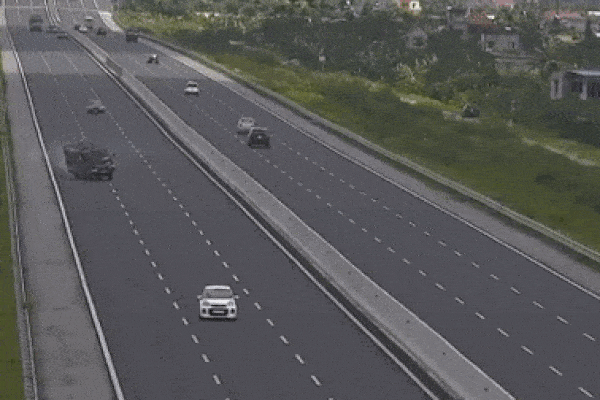 Xe tải nổ lốp lộn vòng trên đường cao tốc, tài xế may mắn thoát nạn khó tin