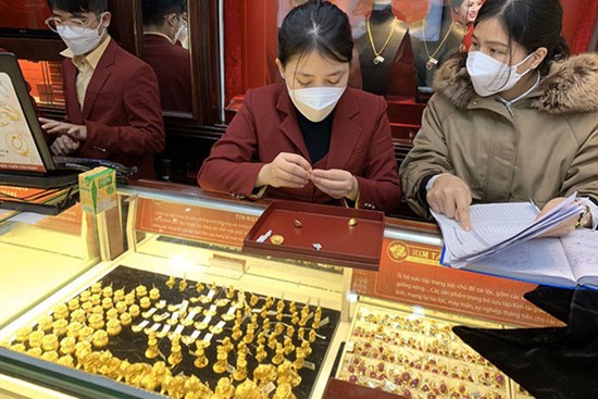 Giá vàng hôm nay 28/3: Còn nhiều bất ổn, vàng giữ giá cao