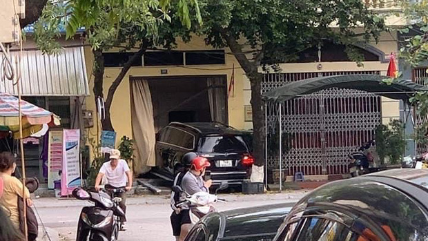 Vụ xe Mercedes điên gây tai nạn kinh hoàng, người phụ nữ tử vong đứt lìa chân tay: Tài xế có biểu hiện không tỉnh táo-1