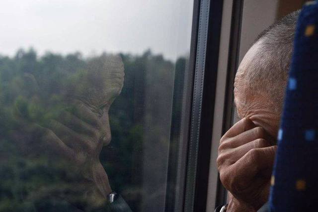 Mẹ chồng lên thăm cháu nhưng lại e dè trước đồ ăn tôi dọn ra, lý do bà nói khiến tôi vừa thương vừa áy náy-1